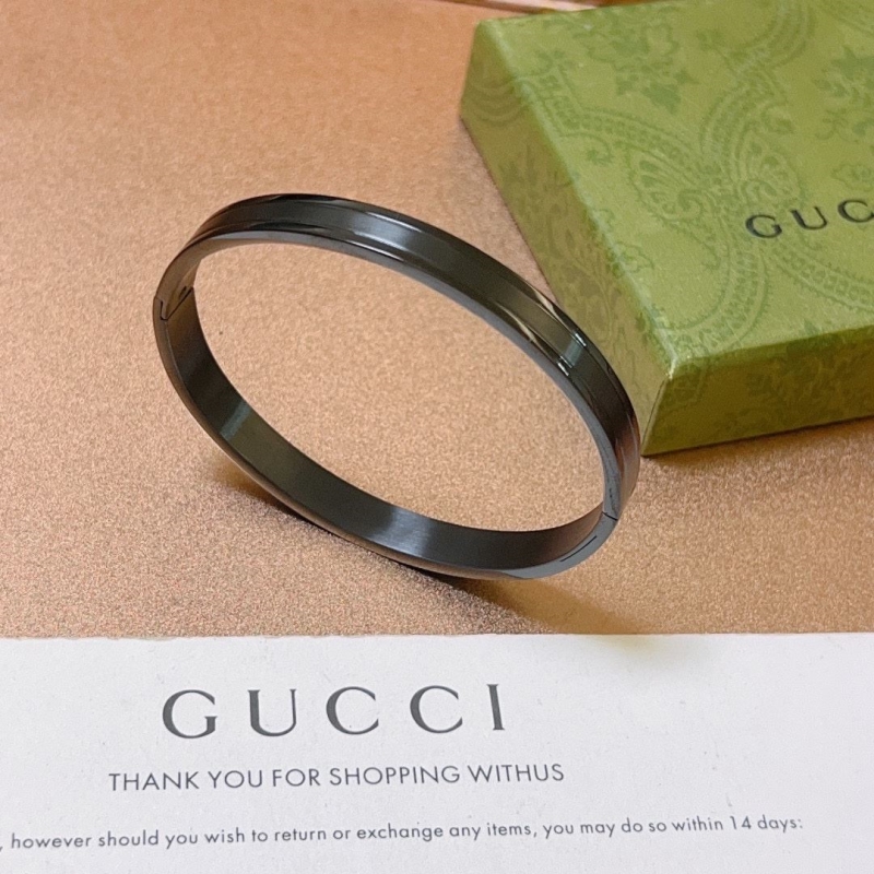 G*u*i bracelets